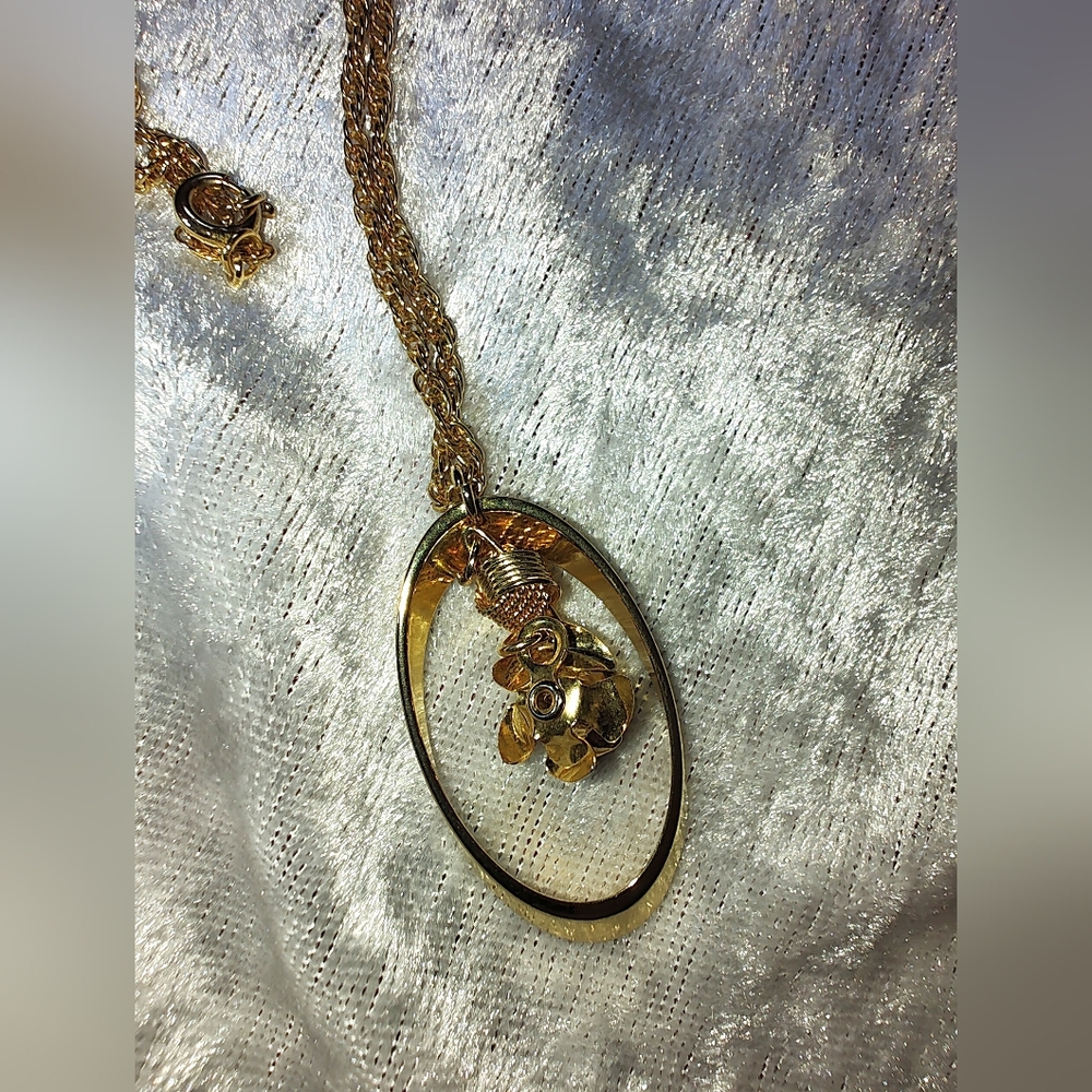 Beautiful Suspended Gold Tone Rose Necklace. - Picture 2 of 3